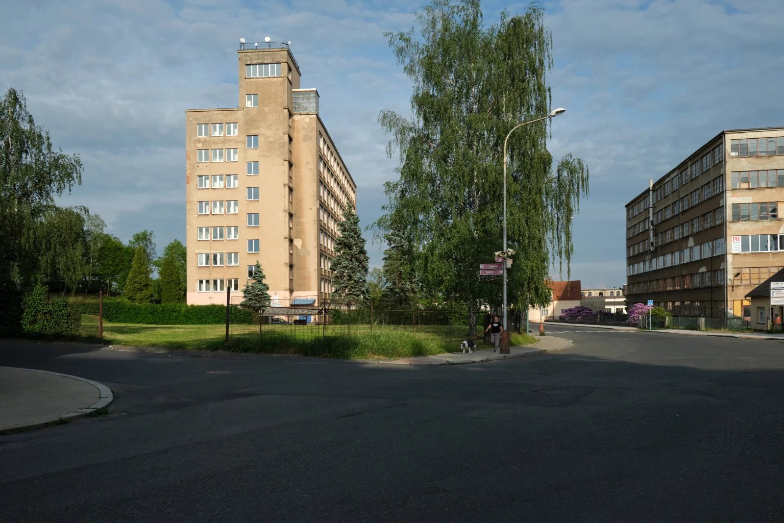 Dnes v budově v ulici Bratislavská č. p. 2166 funguje Vyšší odborná škola, Střední průmyslová škola a Střední odborná škola, Varnsdorf. Zub času na ní je poznat, ale alespoň je využívaná.
