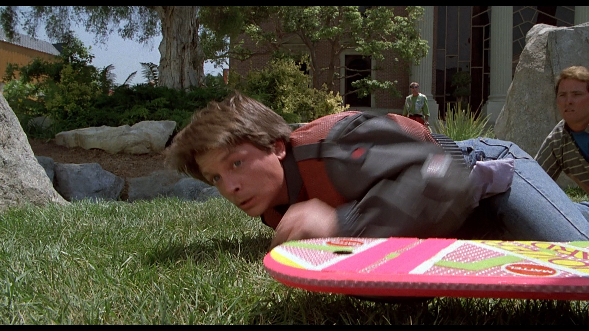 Hoverboard bychom moc chtěli, ale máme smůlu. I když se o něj mnoho lidí pokouší, létat se s ním takhle pohodlně nedá.