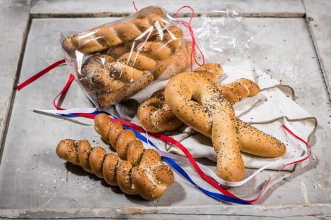 V těchto dnech se v pekárnách Globus pletou jiné preclíky než obvykle. Jsou to „lidová“ Véčka pro připomínku událostí 17. listopadu. Cukrářky zase připravily ručně zdobený dezert, který odkazuje na národní barvy na trikoloře. Preclíky ve tvaru stuhy a Véček svázané po třech kusech od pekařů a Sametovou misku od cukrářek z Globusu bude Globus ve svých pekařstvích, cukrářstvích a kavárnách nabízet zákazníkům od úterý 29. října až do konce listopadu.