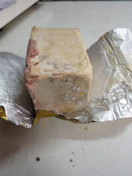 Masné výrobky jsou absolutně nejpočetnější skupina Na pranýři. 50 výrobků ohodnotila inspekce coby nejakostní, falšovaných bylo 39 a celých 101 masných výrobků spadlo do kategorie nebezpečných potravin. Plísně, oslizlý a lepkavý povrch, zápach po kažení, to vše je k mání v našich obchodech.