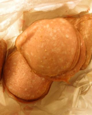 Horal. Kategorie: Nebezpečné potraviny. Nevyhovující parametr: vůně. Výrobek zapáchal po kažení. Potravina se nepovažuje za bezpečnou, pokud jeví známky kažení. Výrobek měl neznámé datum použitelnosti, z tohoto důvodu nejsou uvedeny informace o výrobci. Místo kontroly: AC DELTA, spol. s r.o., Adamov