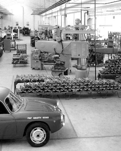 Světlá hala Abarthovy strojírny už po přestěhování do Turína. V popředí stojí Abarth-Fiat Monomille s litrovým čtyřválcem o výkonu 60 koní