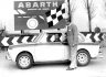 „Abarth – světový šampión“ – hlásá cedule nad nadupaným Abarthem OT 1600 Berlina. Tahle šílenost měla skoro 160 koní a jezdila 220 km/h!