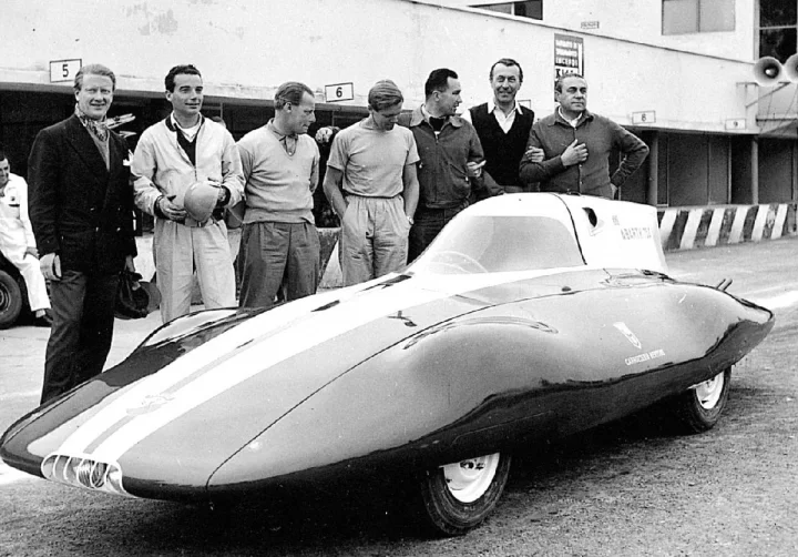 Carlo Abarth (zcela vpravo) se svým týmem při jízdních zkouškách aerodynamického monopostu Abarth 750 se speciální karosérií studia Bertone