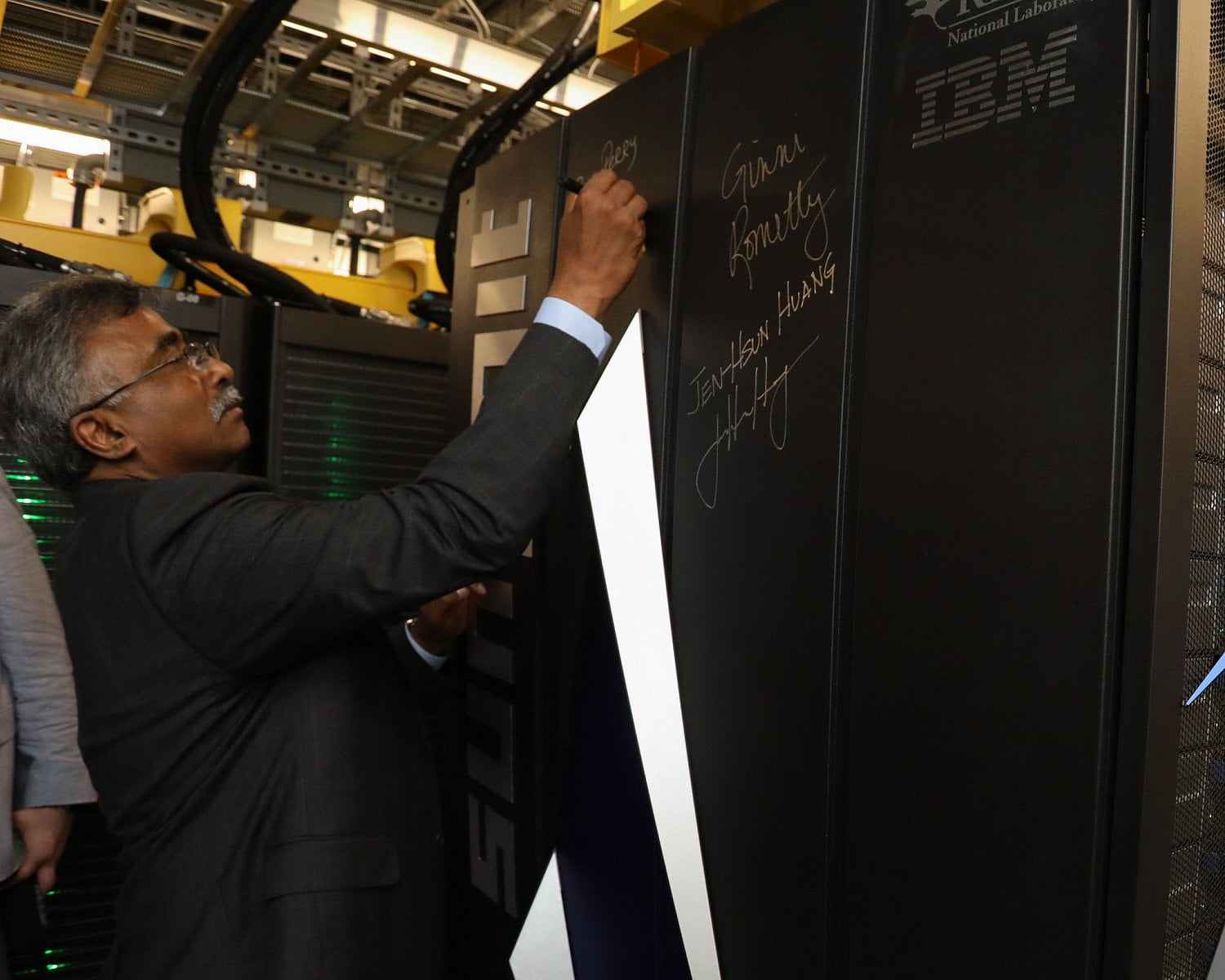 Thomas Zacharia, ředitel Oak Ridge National Laboratory, podepisuje novou chloubu svých laboratoří.