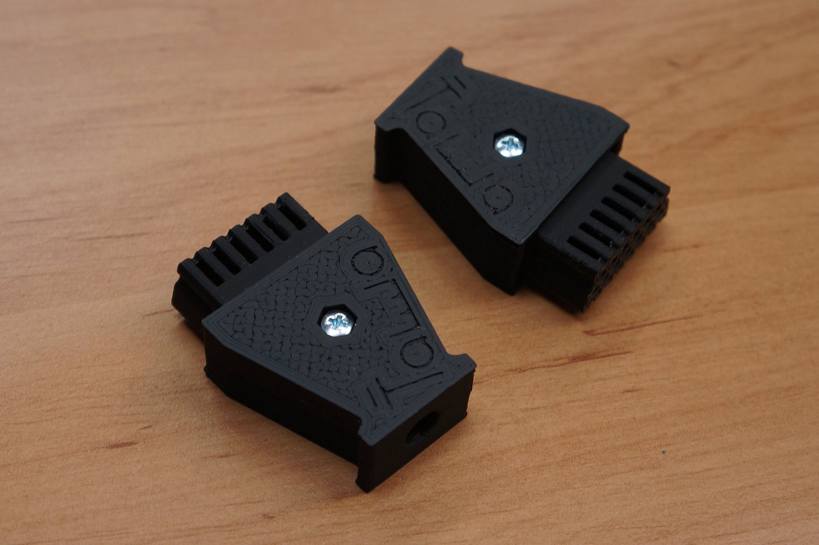 Detailní pohled na kvalitně vytištěné plně funkční SIO konektory.  Vzácnost v Atari světě!