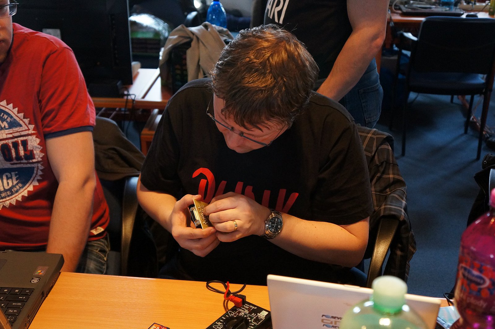 Robert „Bob!k“ Petružela opravuje SDrive, důležitý vynález emulátoru disketové mechaniky využívající paměťových karet.