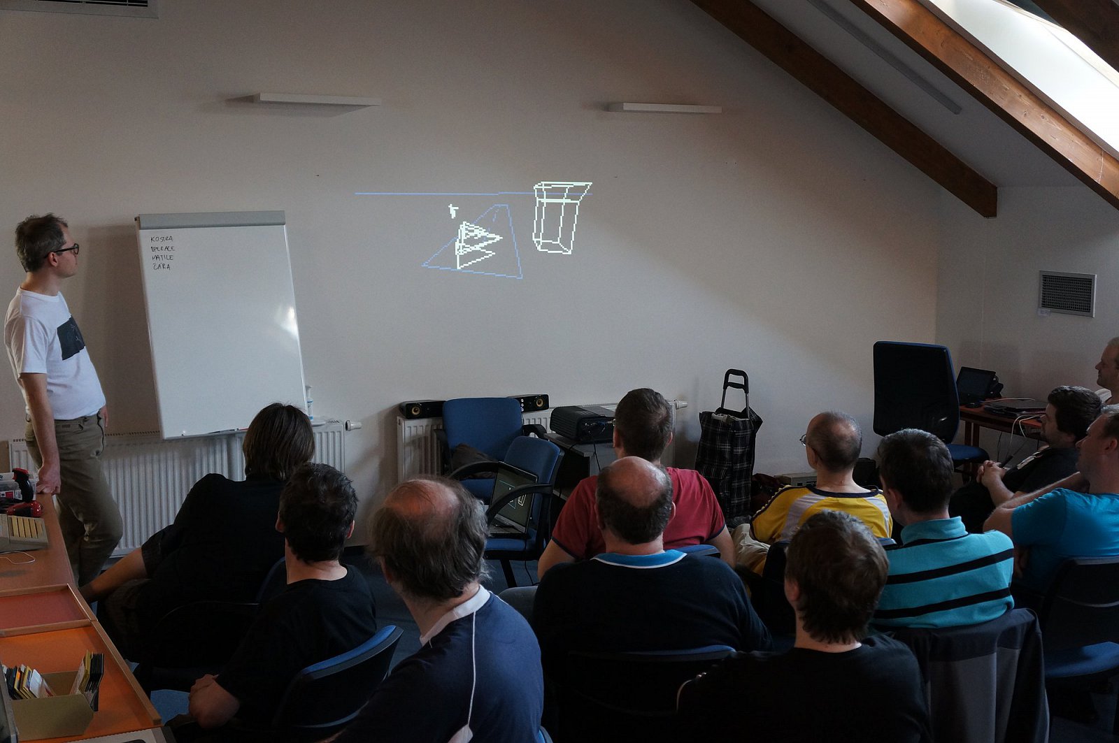 Antonín Holík přednáší základy 3D geometrie.