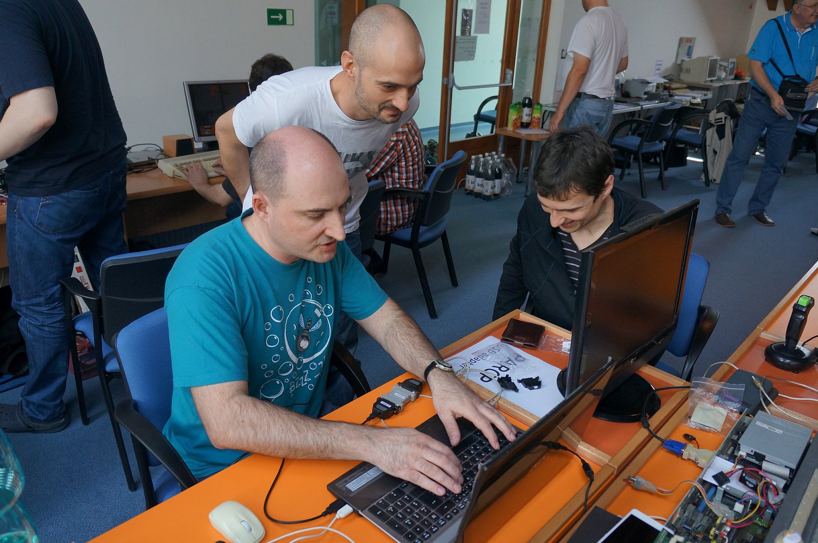 Dva noví šťastní majitelé PARCP-USB jsou svědky finálního testu před předáním.