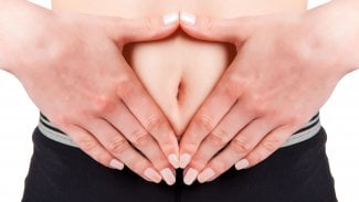 Náhledový obrázek - Bolest kolem pupku má mnoho příčin. Může signalizovat náhlou příhodu břišní
