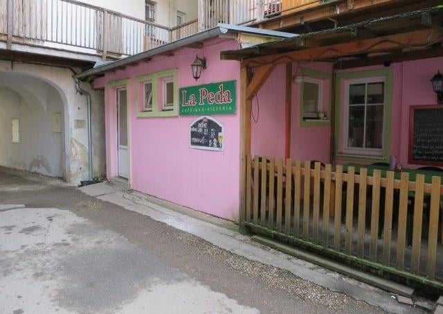 Pavel Pokorný, Pizzerie La Peda, Brno. Zjištěné skutečnosti: Výskyt myšího trusu, potraviny poškozené škůdci, výrazně zanedbaný úklid, nečistoty na stěnách, na podlaze, na regálech či zařízeních, nevhodně skladované potraviny