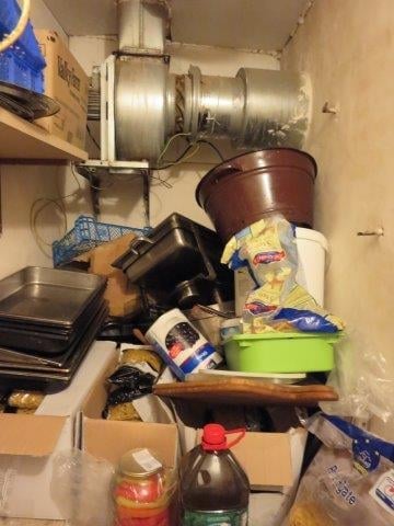 Pavel Pokorný, Pizzerie La Peda, Brno. Zjištěné skutečnosti: Výskyt myšího trusu, potraviny poškozené škůdci, výrazně zanedbaný úklid, nečistoty na stěnách, na podlaze, na regálech či zařízeních, nevhodně skladované potraviny