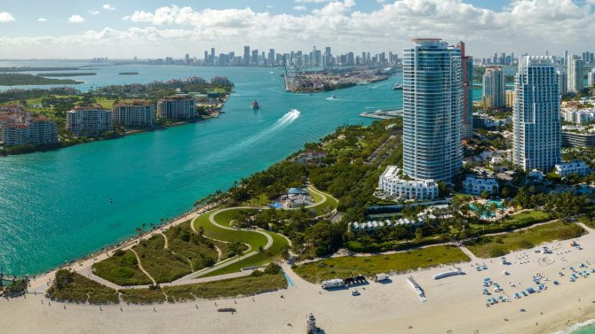Miami, New York, ale i Lisabon nebo Dubaj. Ultrabohatí zohledňují při výběru druhých domovů čím dál častěji bezpečnost a svobodu pohybu