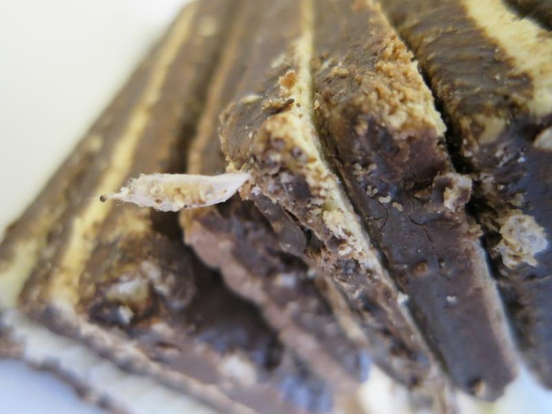 Zlom oplatkový. Kategorie: Nebezpečné potraviny. Nevyhovující parametr: škůdci, značení. Výrobek byl nabízen k prodeji v nestandardních obalech bez řádného označení dle legislativních požadavků. V jednom z kontrolovaných balení byl zjištěn výskyt škůdců v různých vývojových stádiích. Výrobce / Místo kontroly:
MOCCA, spol. s r.o., Liberec