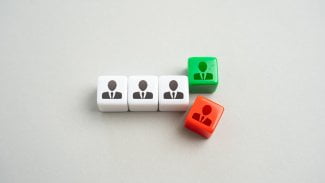 Kostičky se siluetou obleku a kravaty naznačující personální změny.