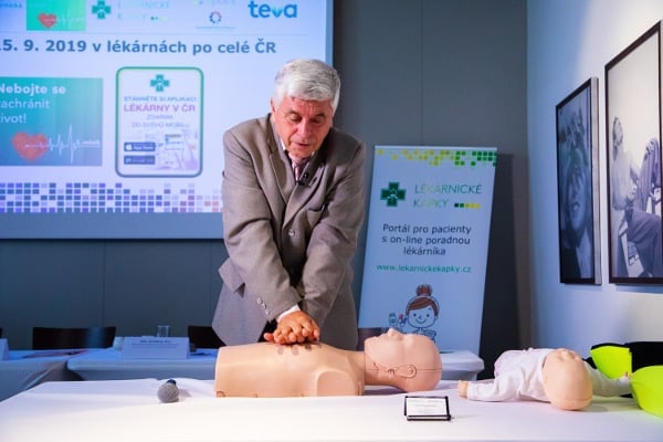 Pan doktor Procházka provádí resuscitaci