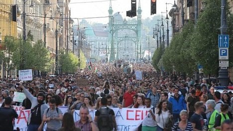 Náhledový obrázek - Tisíce lidí přišly v Maďarsku podpořit Sorosovu univerzitu