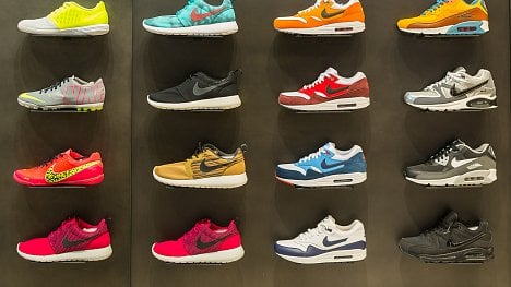 Náhledový obrázek - Staré oblečení a obuv se mohou ještě hodit. Nike a spol. jsou vinou zavřených vietnamských fabrik s výrobou měsíce pozadu