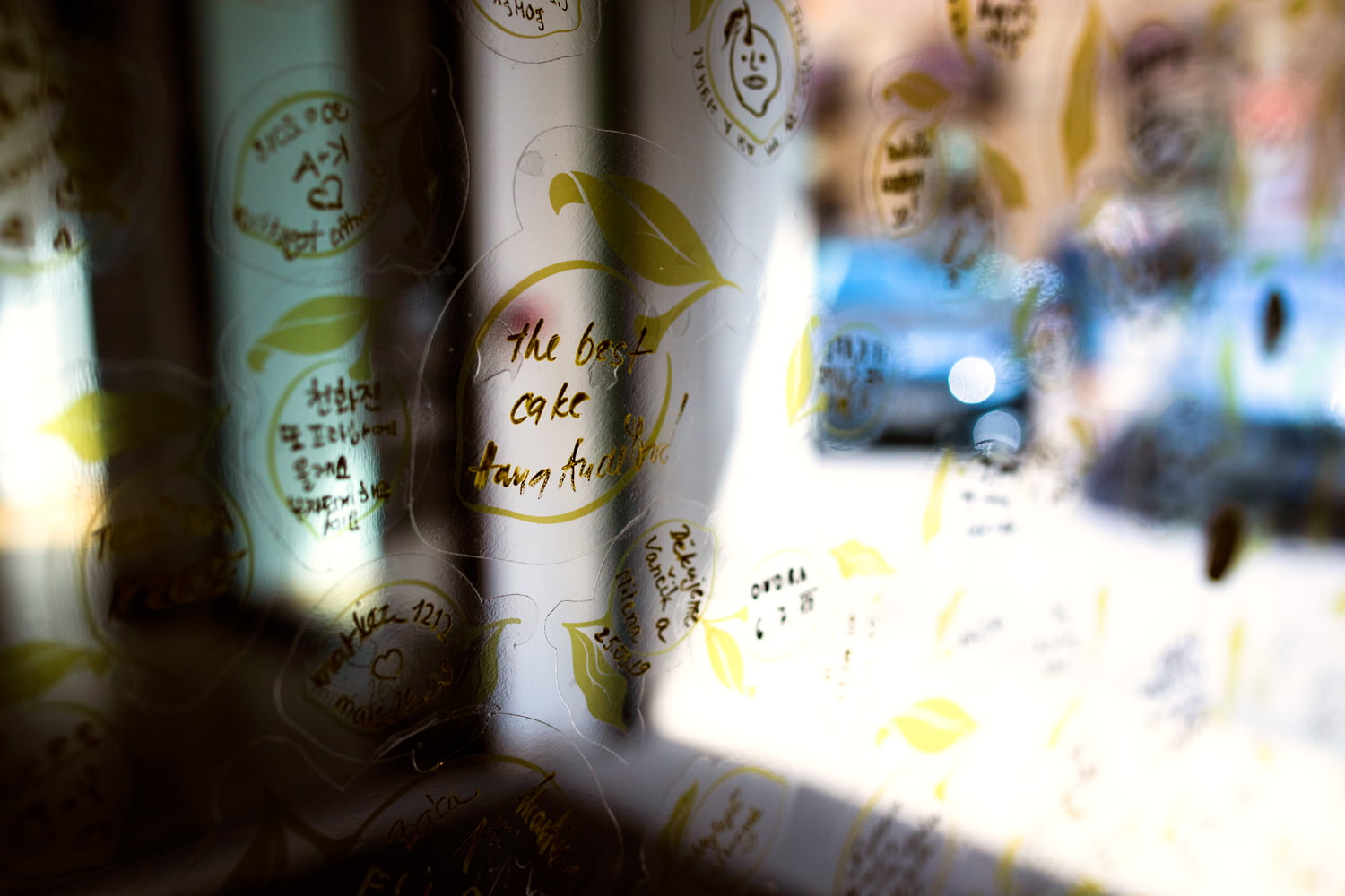 Tzv. Lemon wall, kdo si Citron dá, ten na výloze může vzkaz zanechat