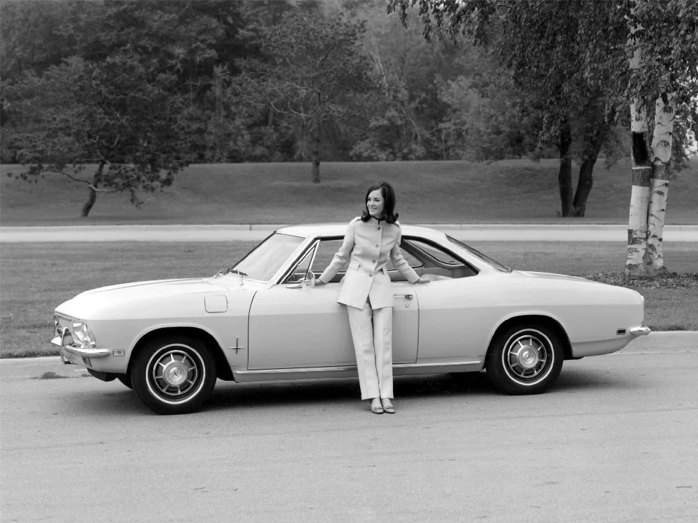 Dáma si pořídila nový Corvair v provedení hardtop kupé, ale asi ještě netuší, že její auto může být jedním z posledních vyrobených