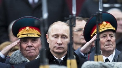 Náhledový obrázek - Trapas: Generál před Putinem utrhl kliku z předváděného vozu