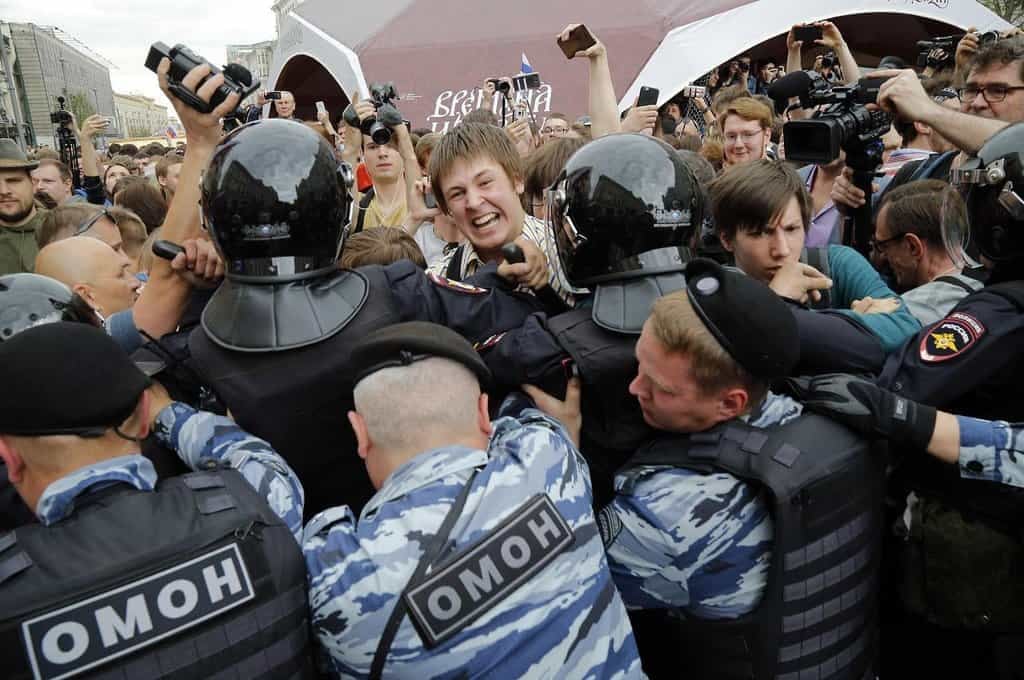 2011-06-zc3a1sah-ruskc3a9-policie-proti-demonstrantc5afm-v-moskv