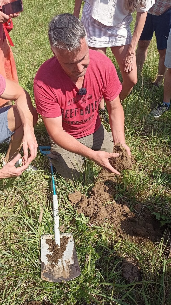 Karel Kalný ukazuje, jak vypadá zdravá půda