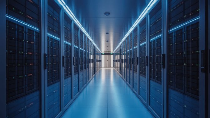 Serverová místnost s moderním vybavením je páteří ukládání a zpracování dat. Zajišťuje bezproblémový provoz a zavedla důkladná opatření v oblasti kybernetické bezpečnosti.