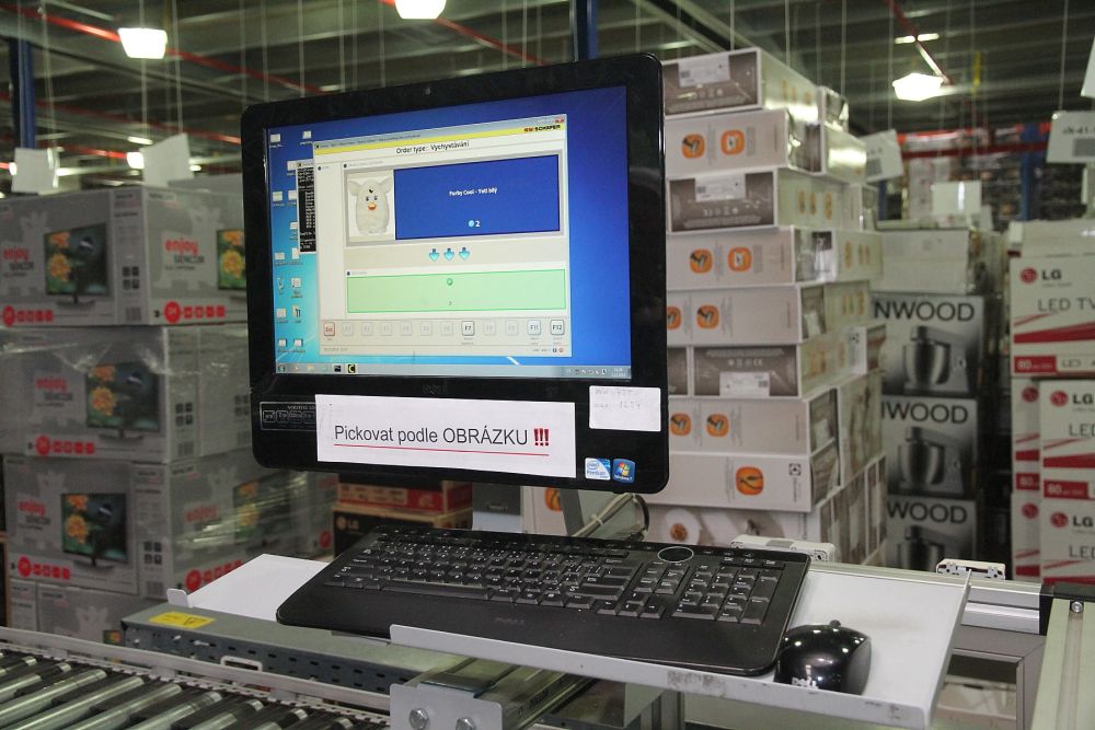 Zboží z automatického zakladače přijede v přepravce. 