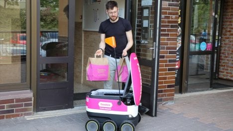 Náhledový obrázek - Nejen Karlín. Foodora rozšiřuje flotilu svých autonomních doručovacích robotů, nově budou brázdit i ulice Prahy 13