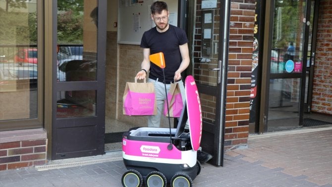Nejen Karlín. Foodora rozšiřuje flotilu svých autonomních doručovacích robotů, nově budou brázdit i ulice Prahy 13