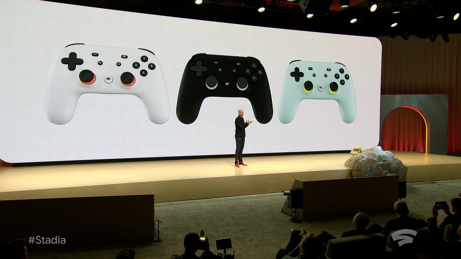 Google také představil herní ovladač Stadia Controller, který se připojí přes Wi-Fi přímo do datacentra.