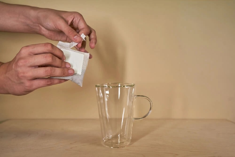 Příprava kávy v drip bagu