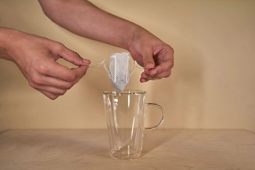 Příprava kávy v drip bagu
