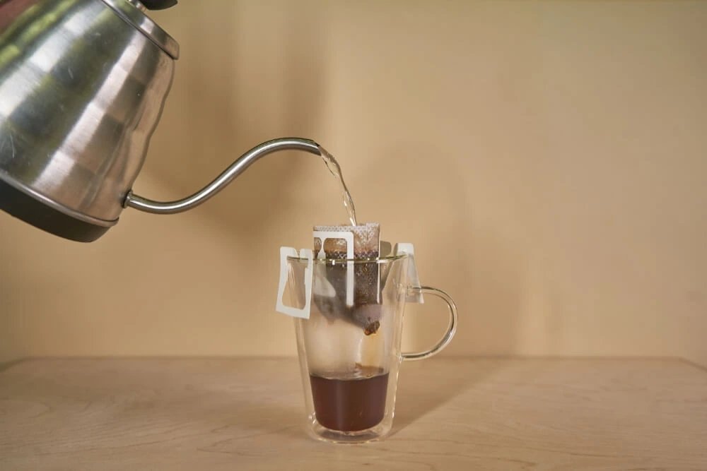 Příprava kávy v drip bagu