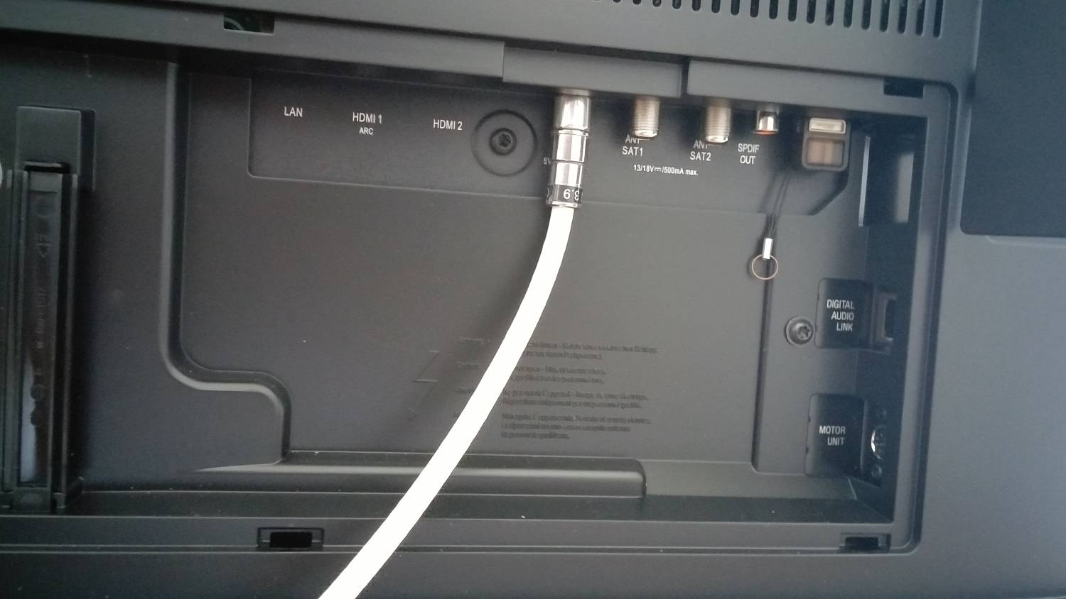 Zadní konektory můžete zakrýt odnímatelným plastovým dílem. Konektory na boku už mají víko zabudované, resp. jednoduše odklopitelné. Výsledkem je, že celá zadní část je jednolitá a hladká.