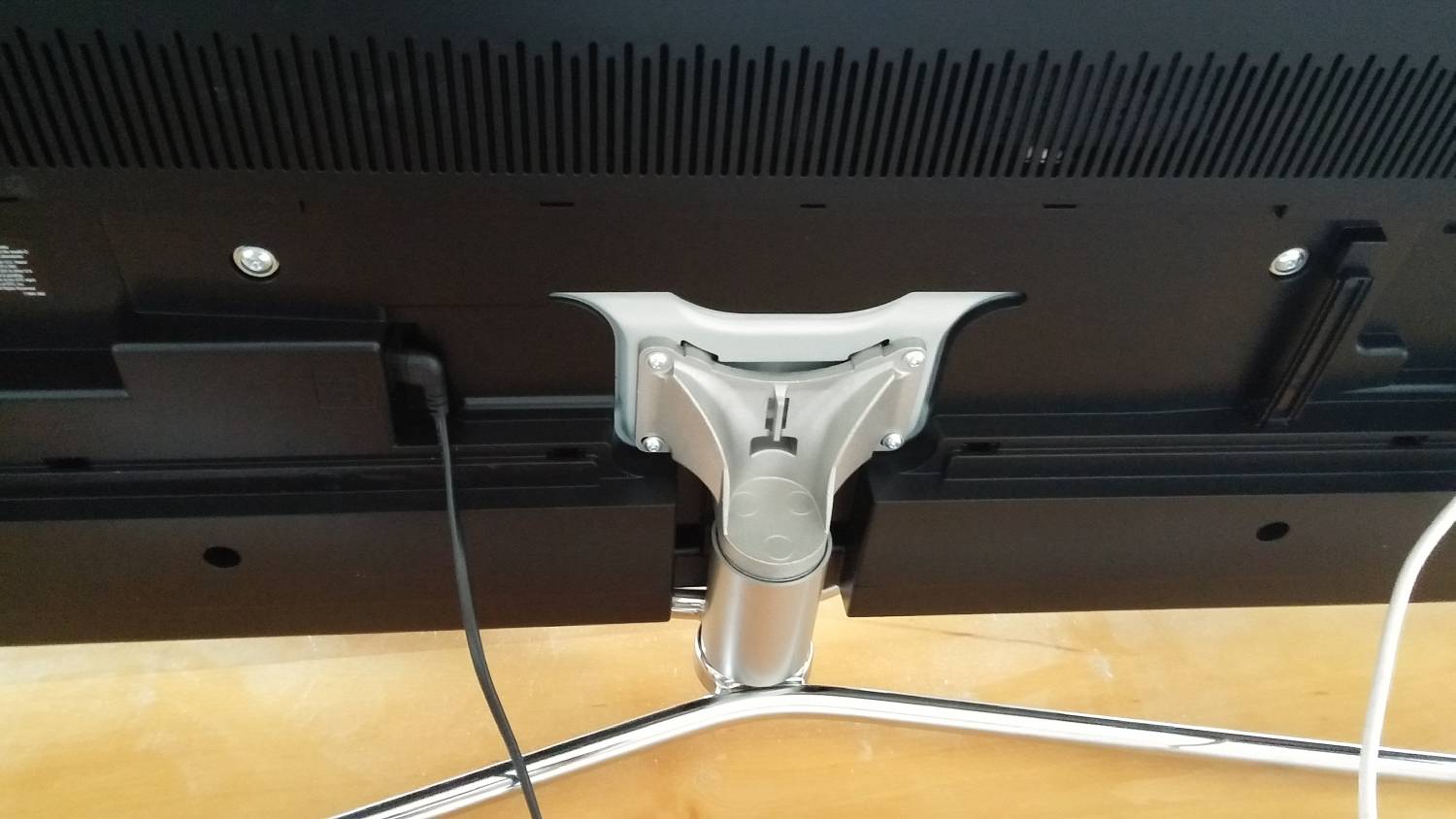 Bytelný odlitek držáku panelu se na podstavci může otáčet.