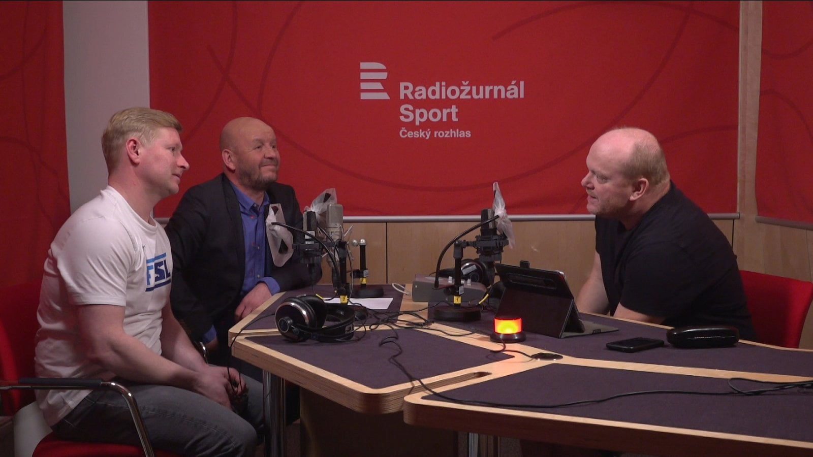 Natáčení pilotních dílů v provizorním studiu Radiožurnálu Sport