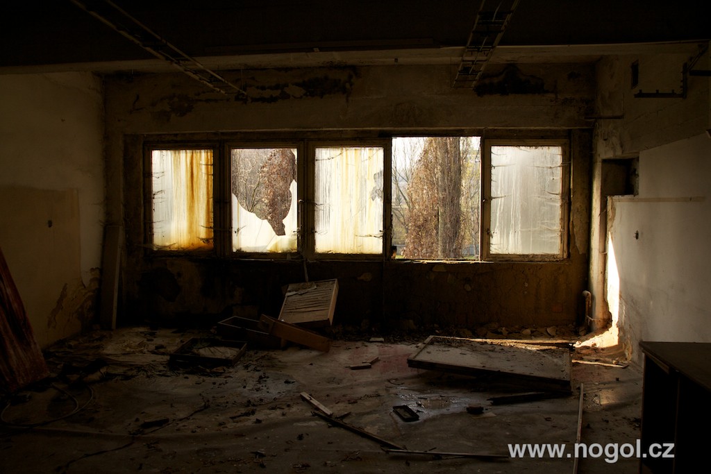 Rozpadající se továrna Praga v pražských Vysočanech