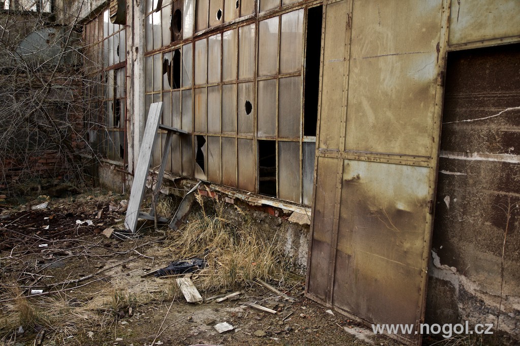 Rozpadající se továrna Praga v pražských Vysočanech