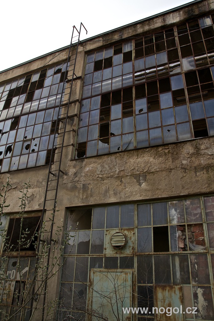 Rozpadající se továrna Praga v pražských Vysočanech