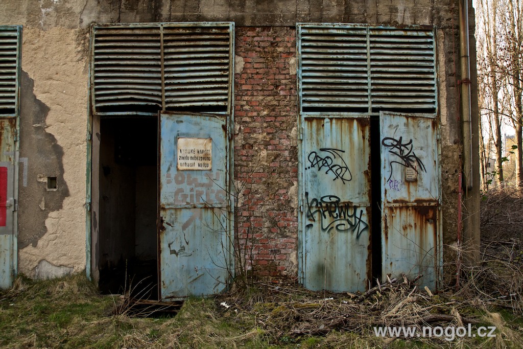 Rozpadající se továrna Praga v pražských Vysočanech