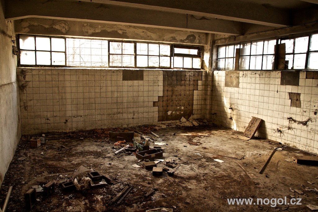 Rozpadající se továrna Praga v pražských Vysočanech