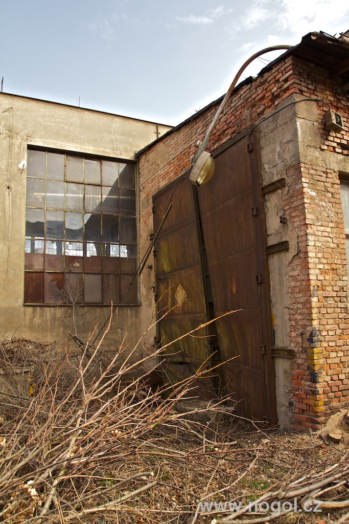 Rozpadající se továrna Praga v pražských Vysočanech