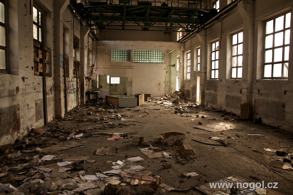 Rozpadající se továrna Praga v pražských Vysočanech