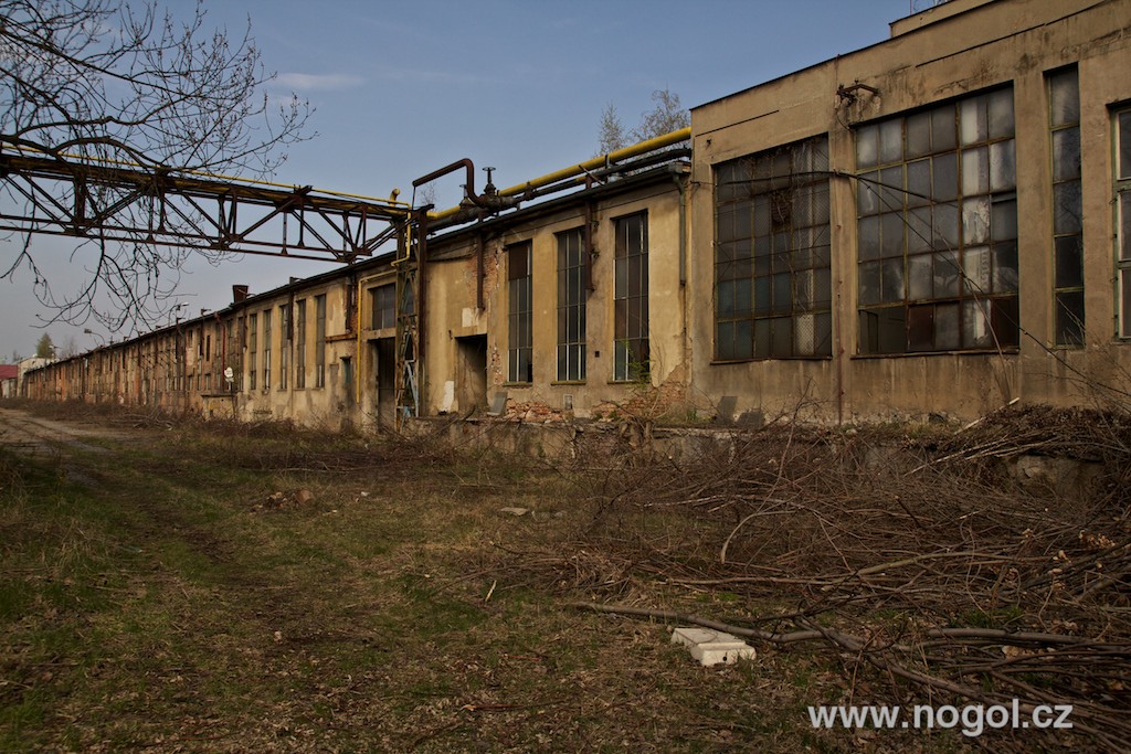 Rozpadající se továrna Praga v pražských Vysočanech