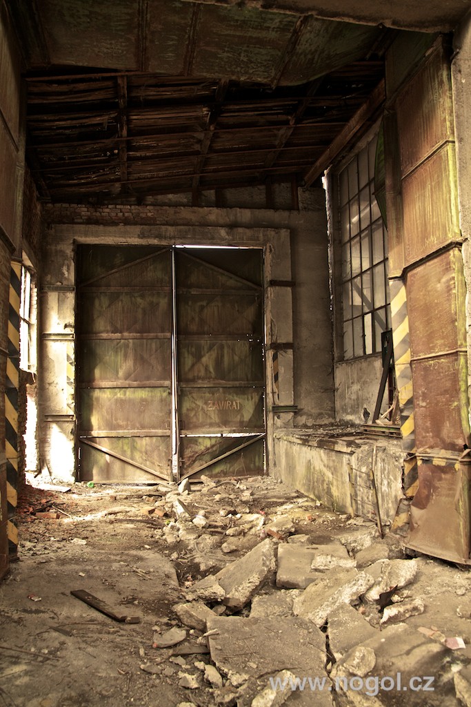 Rozpadající se továrna Praga v pražských Vysočanech