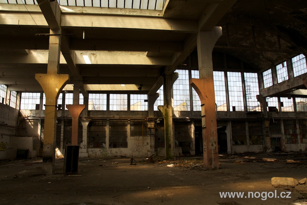 Rozpadající se továrna Praga v pražských Vysočanech