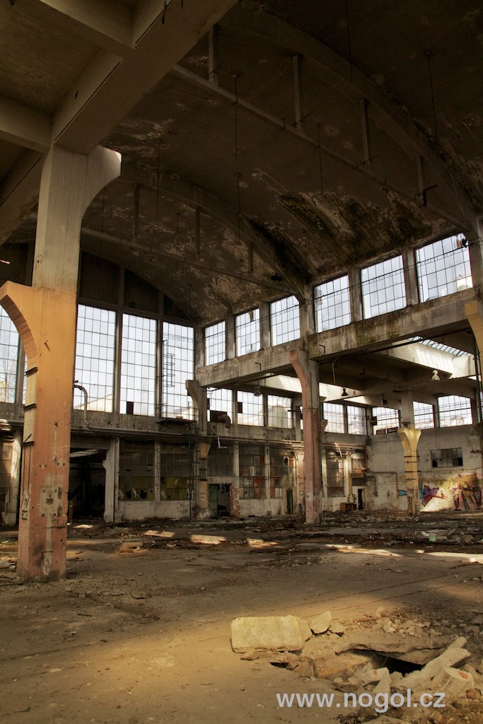 Rozpadající se továrna Praga v pražských Vysočanech