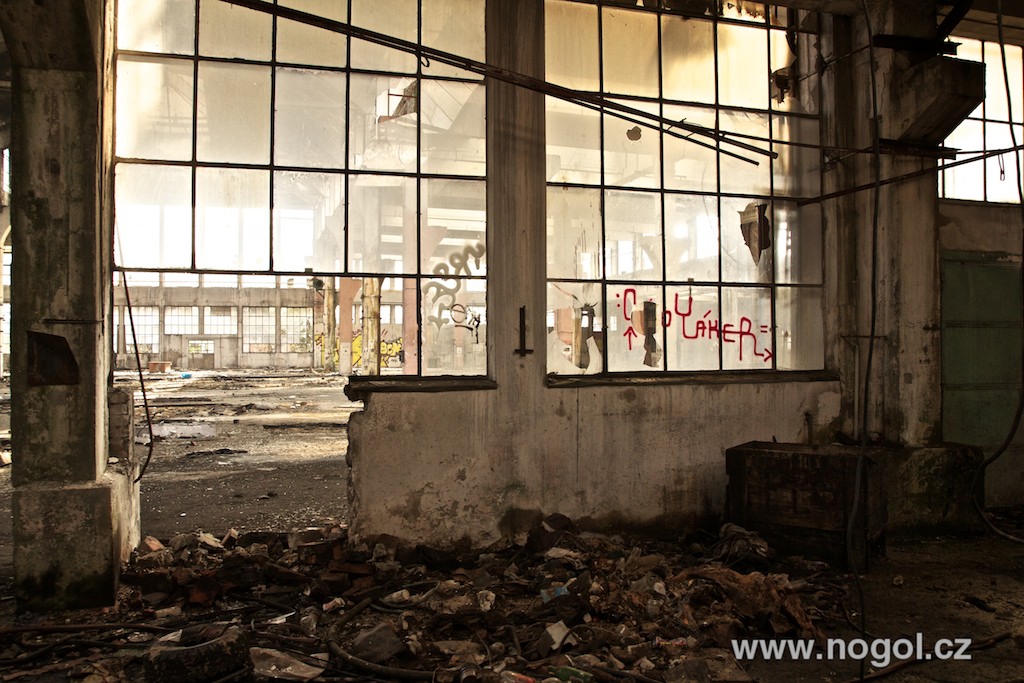 Rozpadající se továrna Praga v pražských Vysočanech